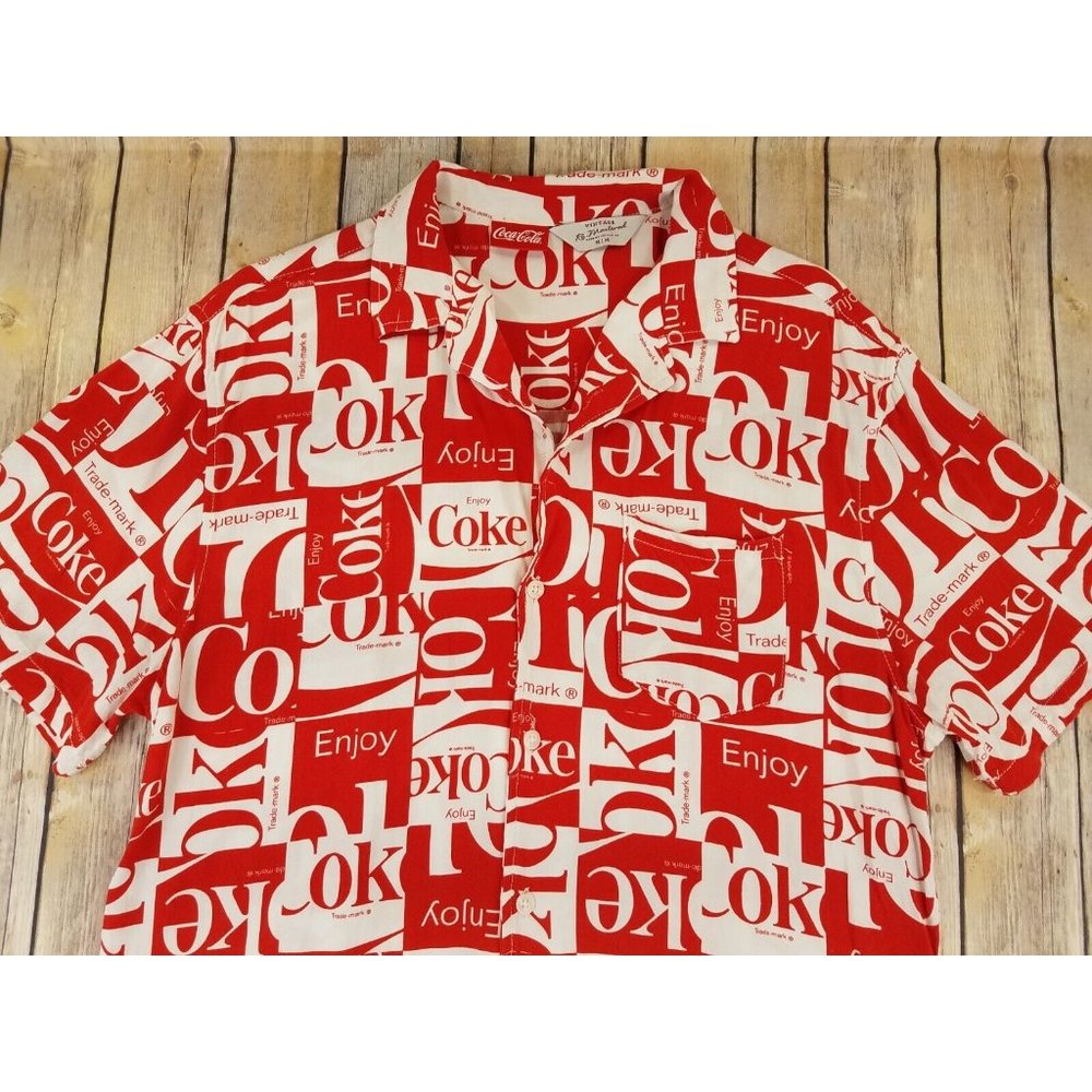 Vintage Re-Mastered Coca-Cola Men’s S/S Button Front Shirt Size M Red B83 - Picture 2 of 10